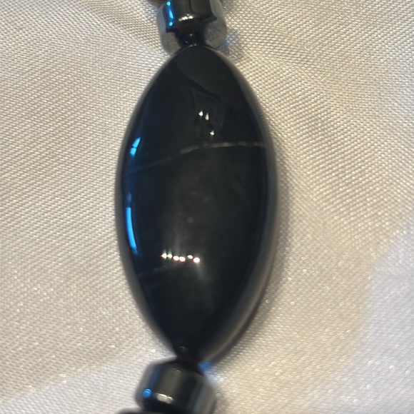 Black stone necklace. - Picture 3 of 6